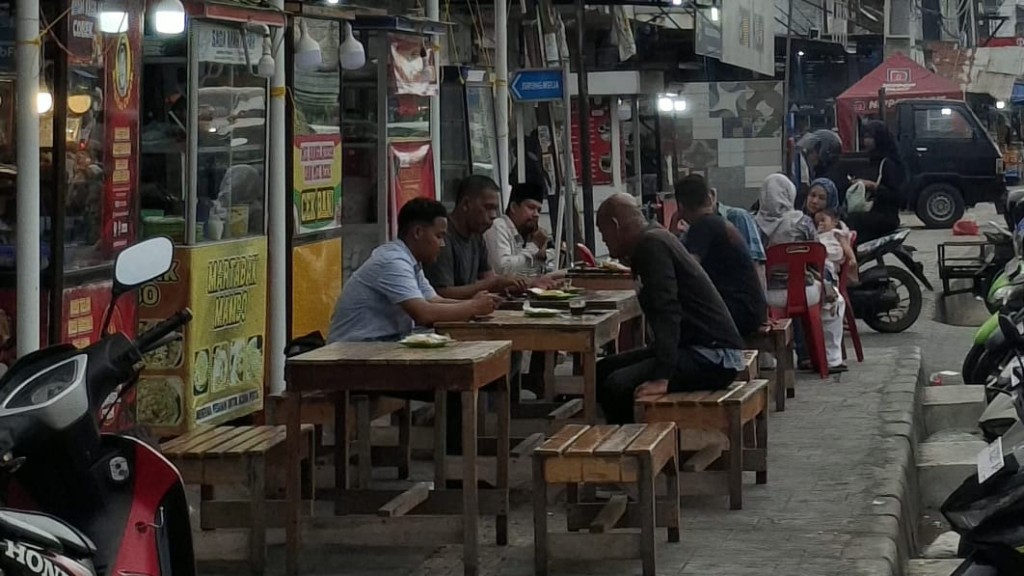 silahturahmi masyarakat berbincang sore hari